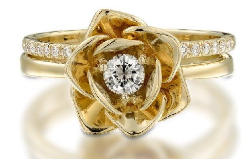Auksinio gėlių dizaino vestuviniai žiedai