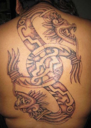 Drąsi ir intensyvi actekų drakono tatuiruotė