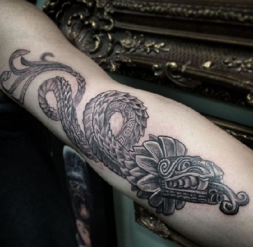 Drąsi actekų gyvatės tatuiruotė