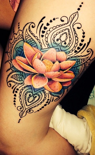 Genties lotoso gėlių rankos tatuiruotė