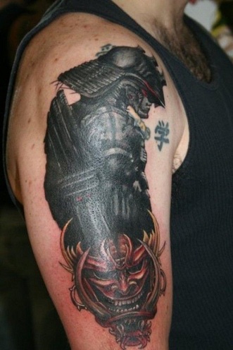 „Warrior Focus“ genties rankos tatuiruotė