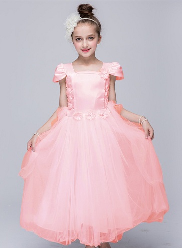 Rožinė aplikacijų suknelė