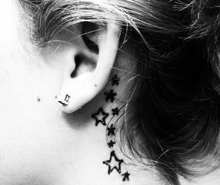 Žvaigždės simbolis už ausies tatuiruotės