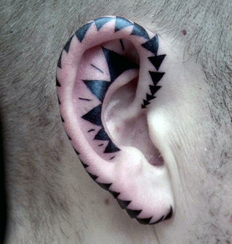 Juodųjų trikampių simbolinė ausų tatuiruotė