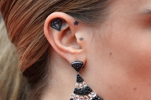 Žvaigždė su deimanto rašto ausų tatuiruote