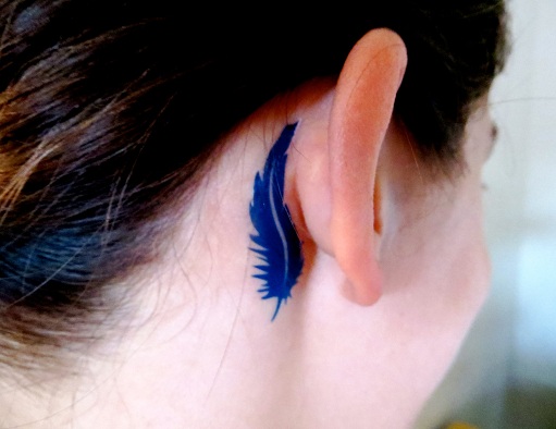 Plunksnų raštas ant ausų tatuiruotės