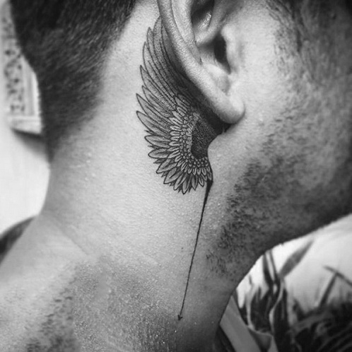 Angelo sparno dizainas už ausies tatuiruotės