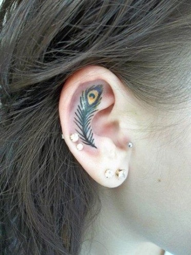 Povo plunksnų rašto ausų tatuiruotė