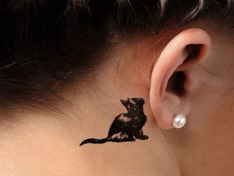 Už ausies katės dizaino tatuiruotė