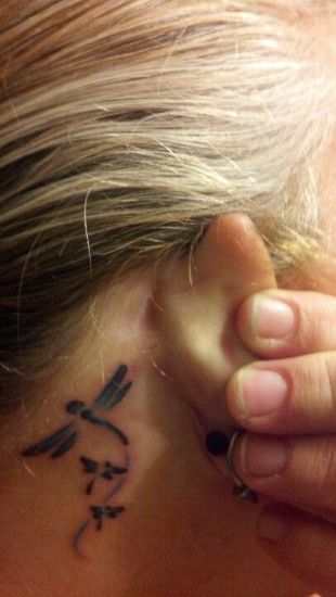 Laumžirgis už ausies tatuiruotė