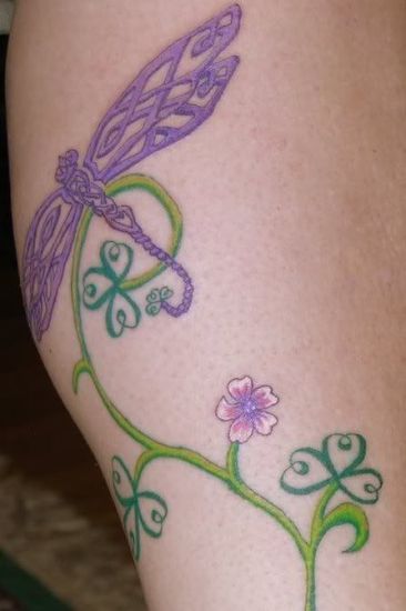 Laumžirgis su gėlių atspaudų tatuiruote