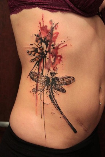 „Dragonfly Under Boob“ tatuiruotės