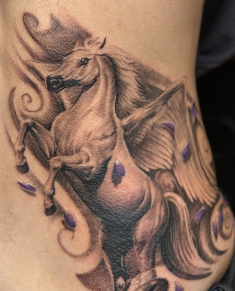 Sparnuoto arklio tatuiruotės dizainas