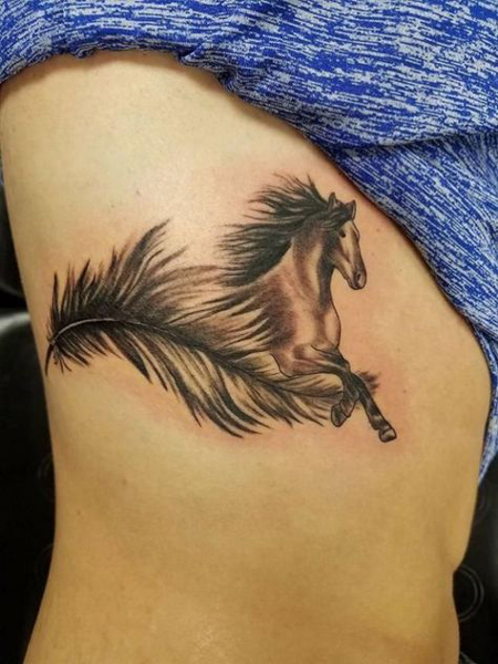 Išraiškingos arklio tatuiruotės idėjos su plunksnomis