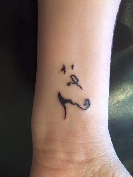 Mažo arklio tatuiruotė ant riešo