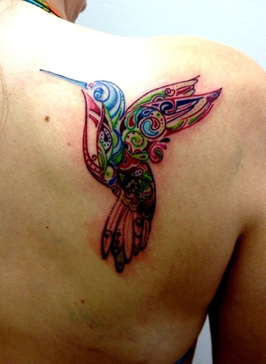 Kolibrio tatuiruotės dizainas viršutinėje nugaros dalyje