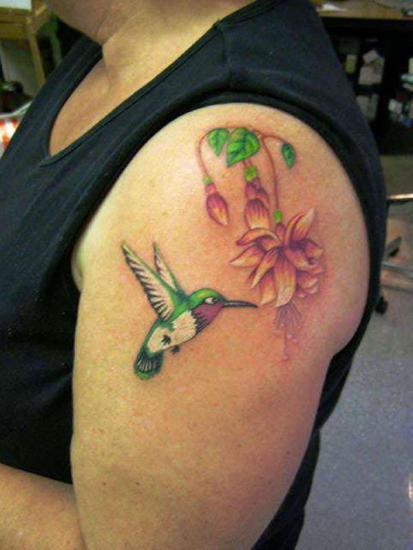 Viršutinės rankos kolibrio tatuiruotė