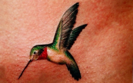 Maža kolibrio tatuiruotė ant riešo