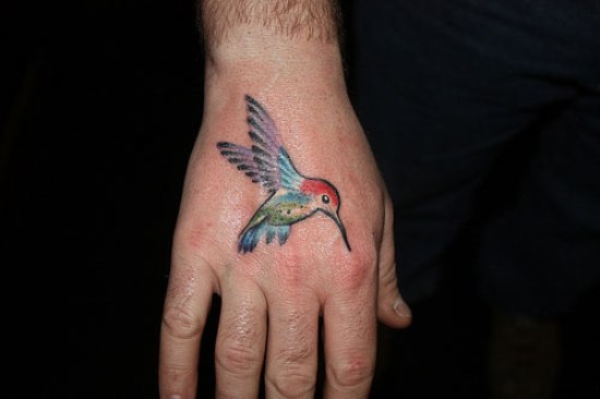 Maža kolibrio tatuiruotė ant rankos