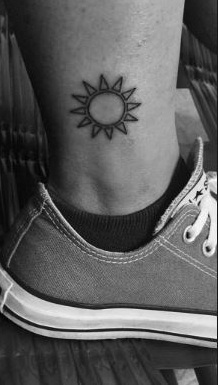 Abstrakti saulės tatuiruotė