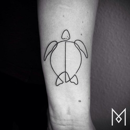 abstrakti linijos tatuiruotė ant riešo