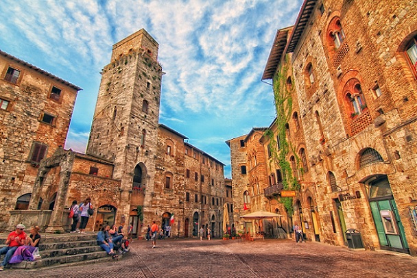 san-gimignano_italy-turist-yerler