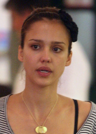 Jessica Alba be makiažo 6