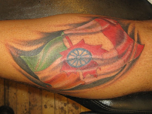 Įspūdingas draugiškas vėliavos tatuiruotės dizainas