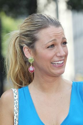 Blake Lively be makiažo graži suknelė