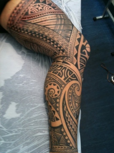 Polinezijos tatuiruotė pilna koja