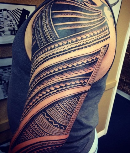 Polinezijos tatuiruotė su apvalkalo dizainu