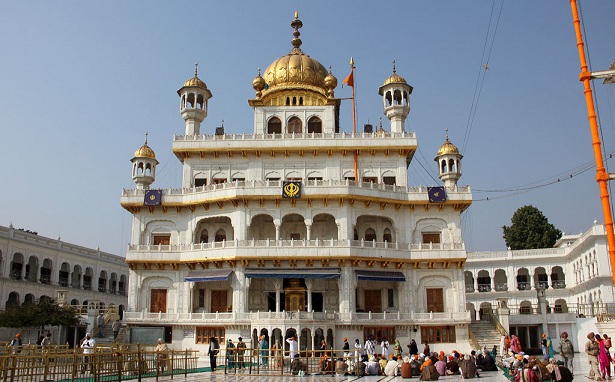 Akal Takhat Sahib (Her Şeye Gücü Yeten'in Tahtı, Ölümsüz Taht), Sih yönetiminin merkezidir ve Harmandir Sahib (Altın Tapınak) Kompleksi'nin bir parçasıdır. Akal Takht Sahib, 15 Haziran 1606'da Guru Har Gobind Sahib tarafından ortaya çıkarıldı. 1606'da Akal Takht Sahib'in binası tek katlı bir yapıydı. Temel taşı Guru Har Gobind Sahib tarafından atıldı ve yapının tamamı Baba Buddha ve Bhai Gurdas tarafından inşa edildi. Takhat Sahib'in inşa sürecine yalnızca en yüksek saygın ve aydınlanmış Sihlerin katılmasına izin verildi, sıradan personel veya masonların buna katılmasına izin verilmedi.