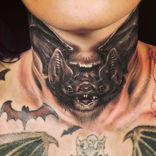 Šikšnosparnių kaklo tatuiruotės dizainas vyrams