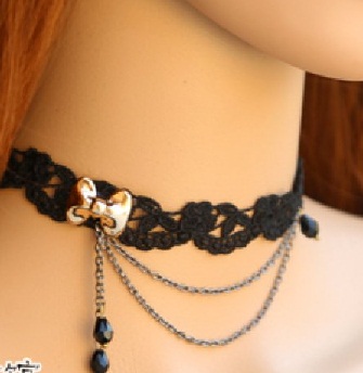 Tinklas su „Bow Choker“ karoliais