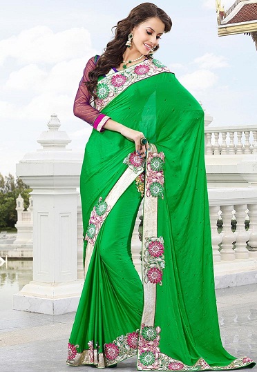 11.Yeşil tasarımcı partisi şifon sari giyiyor