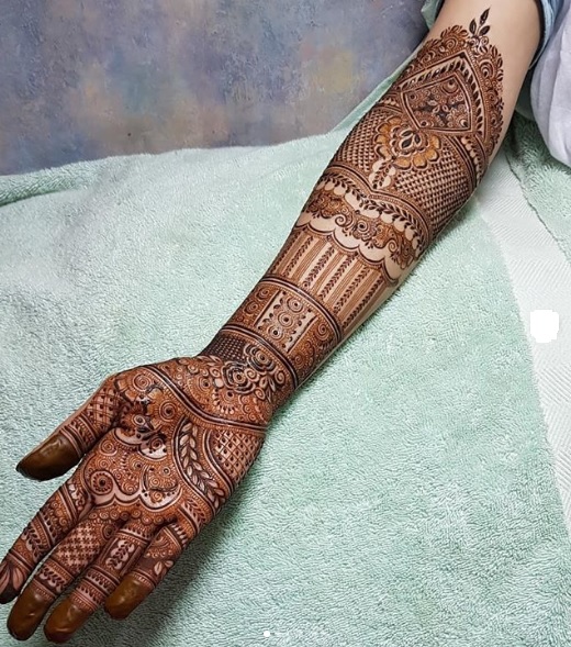 Elegantiškas visų rankų „Mehendi“ dizainas