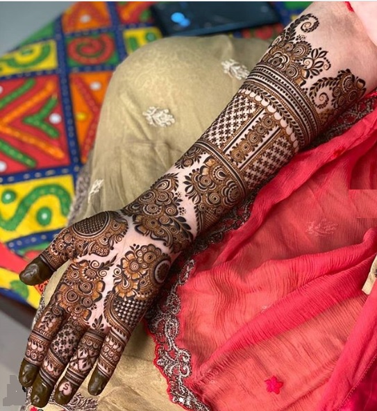 Gražus gėlių Mehendi dizainas