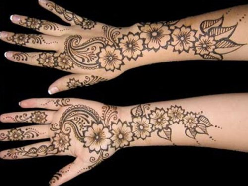 Gėlėtas „Mehendi“ dizainas visoms rankoms