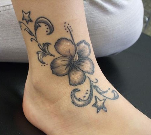 Lily tatuiruotė ant kojos