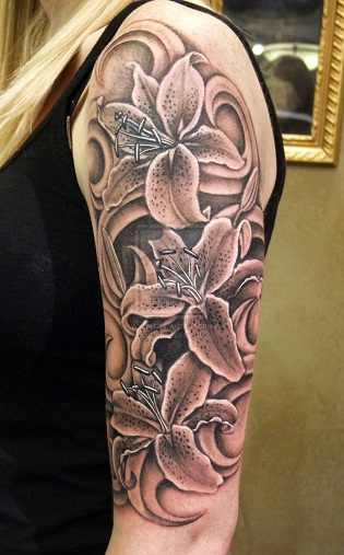 Lelijų gėlių tatuiruotė moterims
