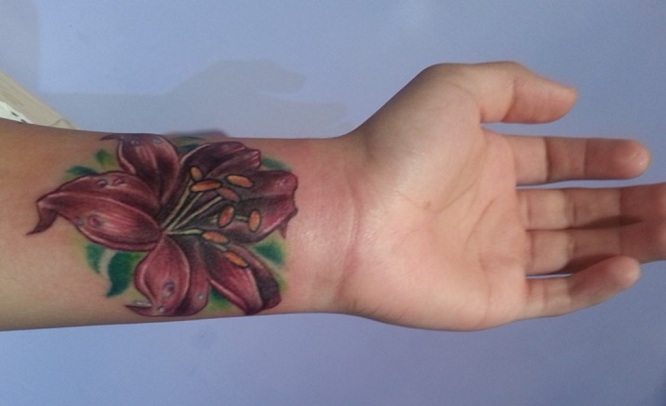 Lelijų tatuiruotės ant riešo
