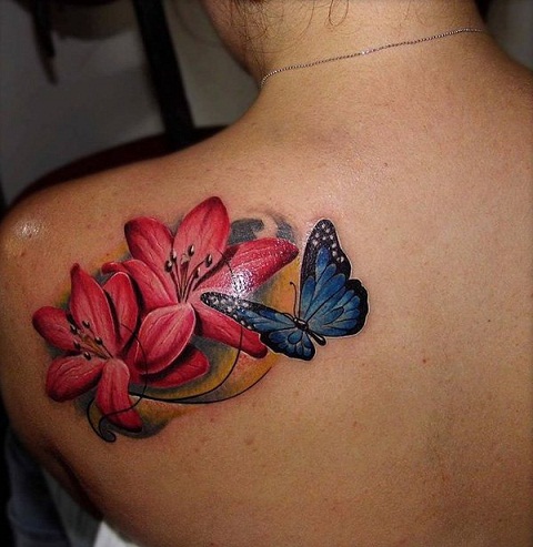 Drugelio lelijos tatuiruotė ant nugaros