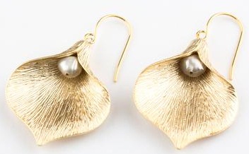 Šiuolaikiniai „Calla Lily“ auskarai su perlais