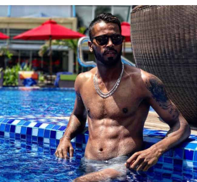 „Hardik Pandya“ su 6 pakuotėmis