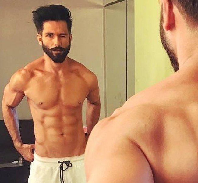 Shahid Kapoor altılı Karın