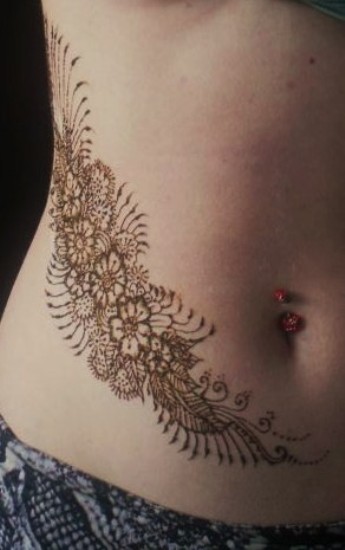 „Caterpillar Belly Mehandi“ dizainas