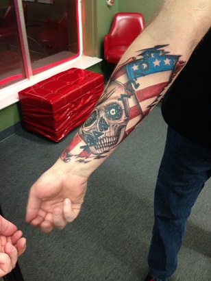 Patriotinė kaukolė ir vėliavos tatuiruotė