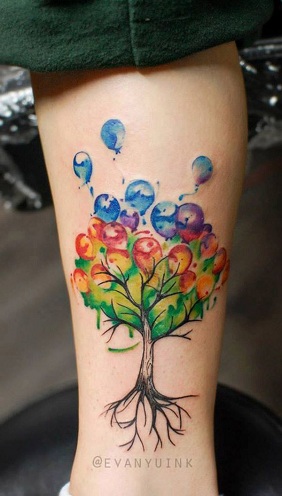 Neprilygstamas balionų tatuiruotės dizainas ant medžio