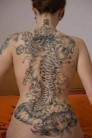 Žuvies ir vyšnių žiedų merginos tatuiruotė