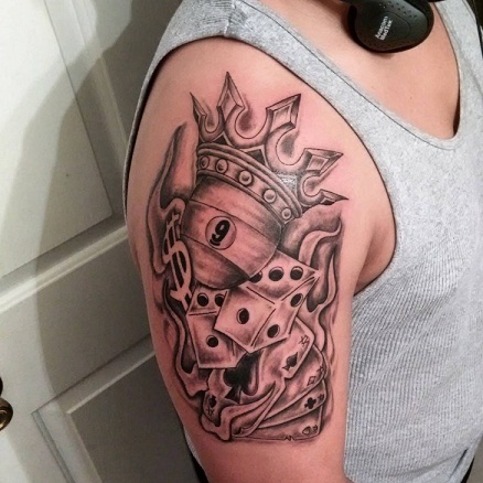 Poke kauliukų karūnos tatuiruotė